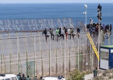 مئات المهاجرين يحاولون اقتحام السياج بين المغرب وسبتة الإسبانية